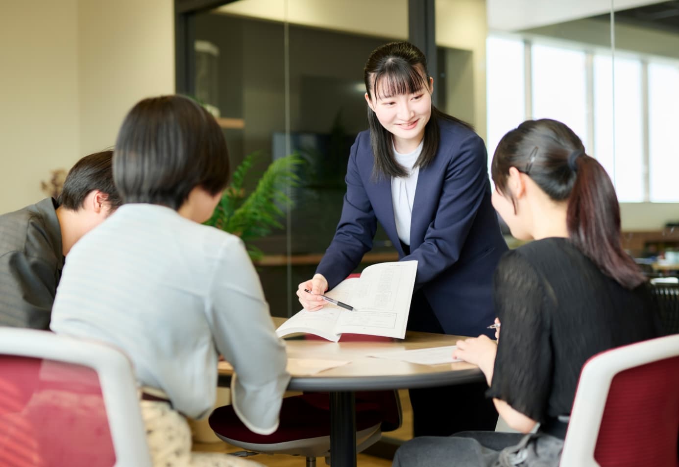 学生へ指導しているところ