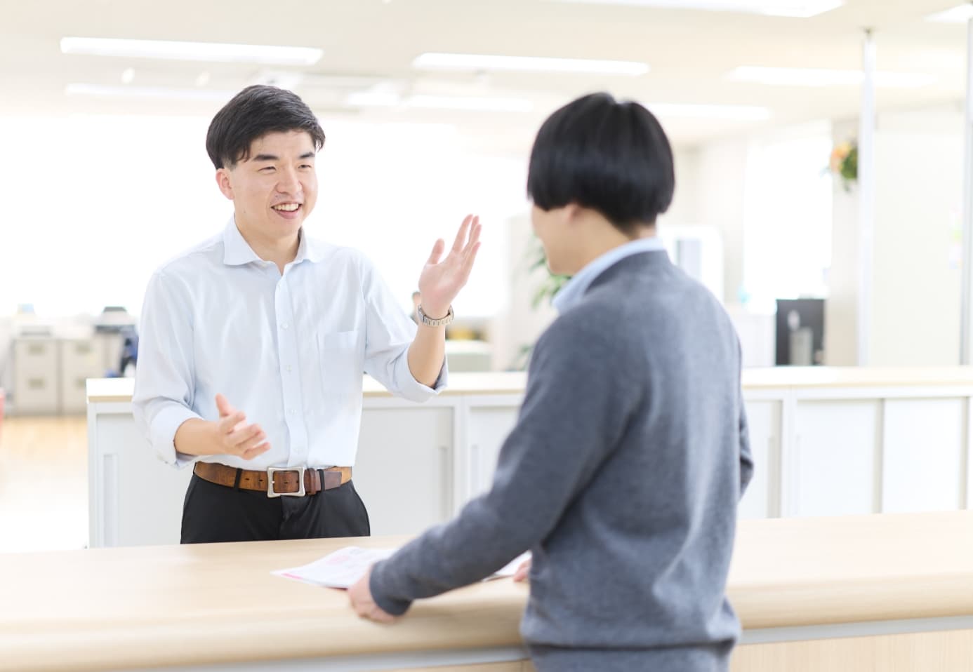 学生と対話しているところ
