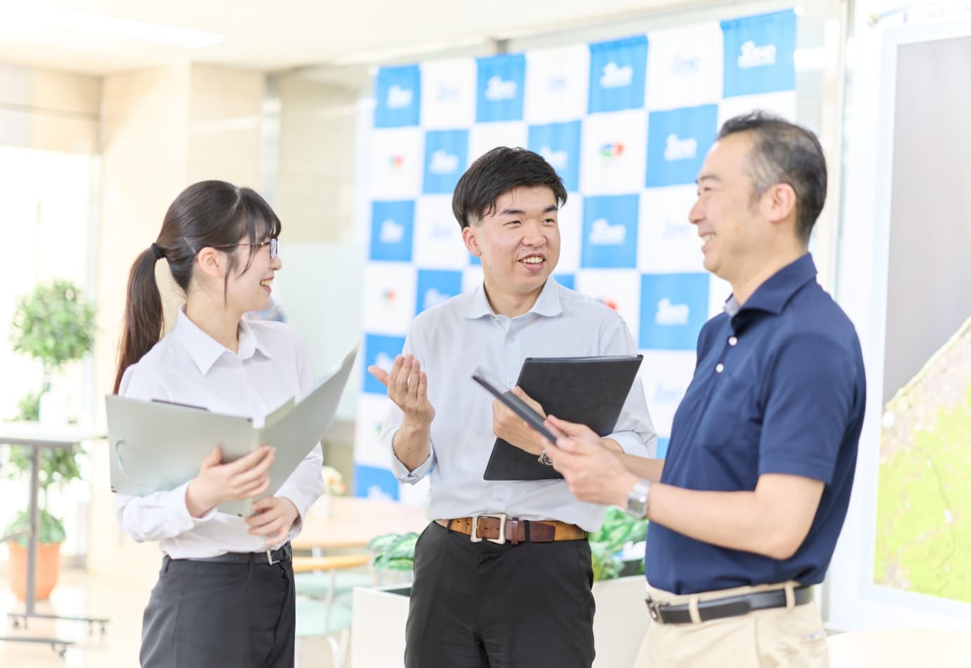 教務職員2人と会話しているところ